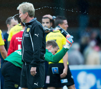  Mjällbys målvakt Mattias Asper bankar sin vattenflaska i gräset (bakom målvaktstränaren Benny Johansson)
