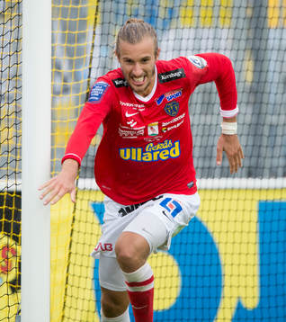  Falkenbergs Tobias Karlsson har kvitterat till 1-1 på övertid i den allsvenska fotbollsmatchen mellan Mjällby och Falkenberg i Mjällby 12 juli.