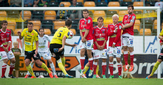  Mjällbys Andreas Blomqvist slår en frispark som Otto Martler tvingas rädda i den allsvenska fotbollsmatchen mellan Mjällby och Falkenberg i Mjällby 12 juli.