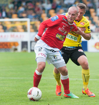 Mjällbys Daniel Nilsson drar i Christoffer Carlssons arm i den allsvenska fotbollsmatchen mellan Mjällby och Falkenberg i Mjällby 12 juli.