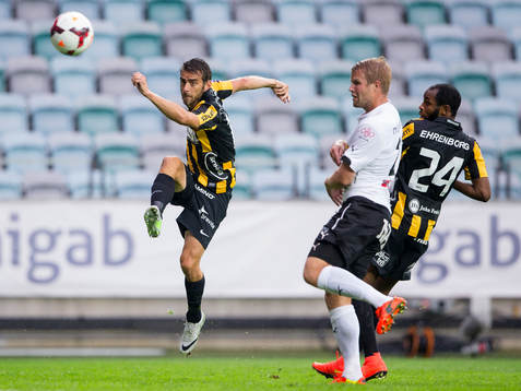 Häckens Björn Anklev skjuter ett skott
