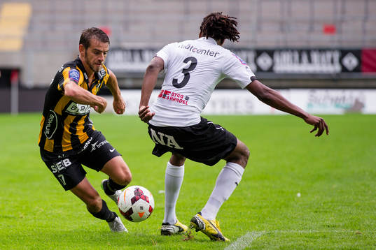 Häckens Björn Anklev slår en tunnel på Örebros Ayanda Nkili