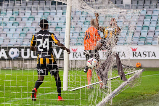 Häckens Walid Atta blir förbannad efter att ha missat en nick mot öppet mål