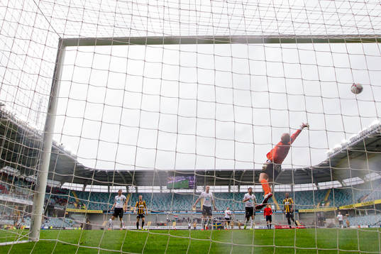 Häckens Björn Anklev skjuter in 4-1 bakom Örebros målvakt Jacob Rinne
