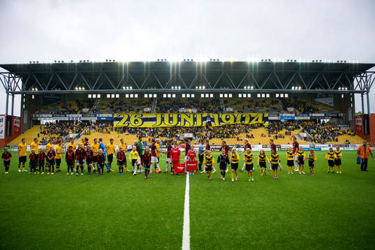 Spelarna står vid lineup innan fotbollsmatchen i allsvenskan mellan Elfsborg och Brommapojkarna den 13 juli 2014 i Borås.