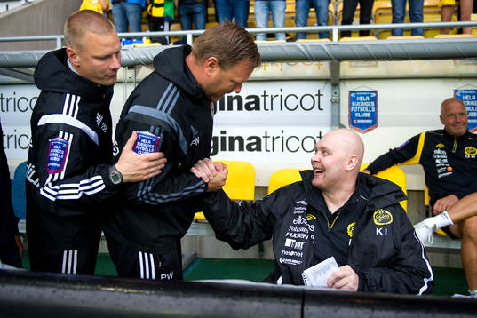 Brommapojkarnas tränare Stefan Billborn och assisterande tränare Patrick Winqvist hälsar på Elfsborgs manager Klas Ingesson innan fotbollsmatchen i allsvenskan mellan Elfsborg och Brommapojkarna den 13 juli 2014 i Borås.