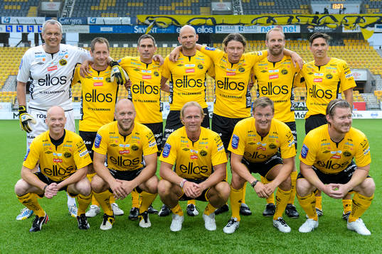 Målvakt Anders Bogsjö, Johan Karlsson, Anders Torstensson, Joakim Alexandersson, Stefan Andreasson, Joakim Modigh, XX, Magnus Samuelsson, Martin Andersson, Johan Sjöberg, Mattias Svensson, Fredrik Berglund innan matchen mellan Elfsborgs Legendarer och Guliganerna Allstars den 13 juli 2014 i Borås.