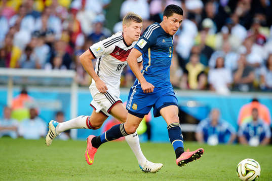 Tysklands Toni Kroos och Argentinas Enzo Perez