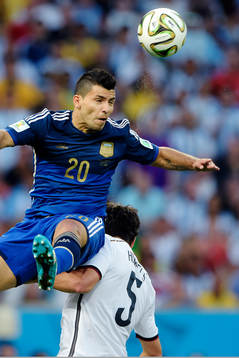 Argentinas Sergio Aguero i en luftduell mot Tysklands Mats Hummels