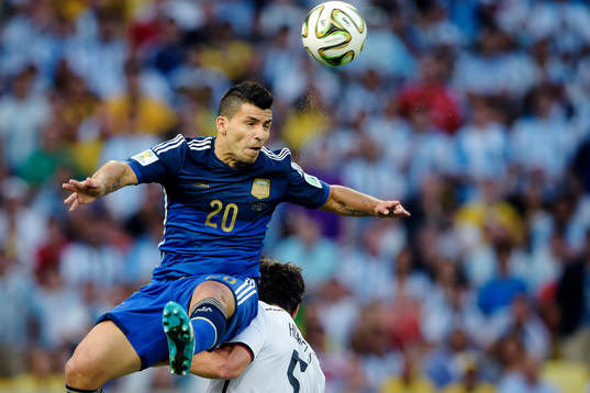 Argentinas Sergio Aguero i en luftduell mot Tysklands Mats Hummels