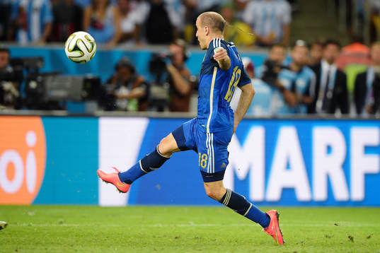 Argentinas Rodrigo Palacio lobbar bollen över Tysklands målvakt Manuel Neuer (ej i bild) som går precis utanför