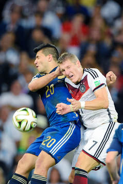 Argentinas Sergio Aguero krockar med Tysklands Bastian Schweinsteiger