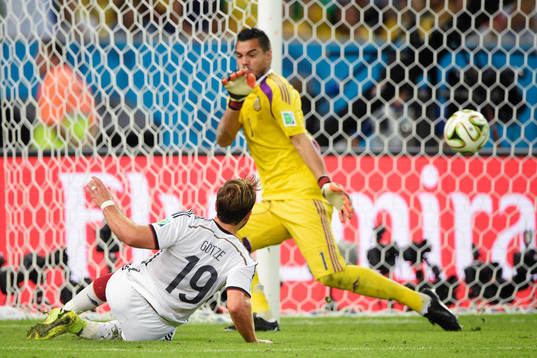 Tysklands Mario Götze gör 0-1 bakom Argentinas målvakt Sergio Romero
