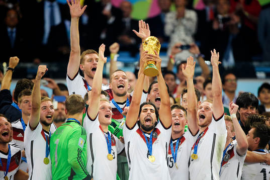Tysklands Sami Khedira  jublar när han lyfter pokalen efter finalen mellan Argentina och Tyskland