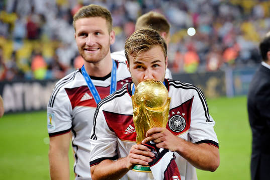 Tysklands Mario Götze kysser VM-pokalen efter finalen mellan Argentina och Tyskland