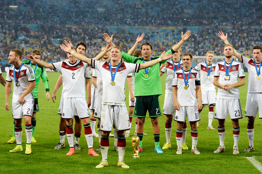 Tysklands spelare med Bastian Schweinsteiger längst fram tackar publiken efter finalen mellan Argentina och Tyskland