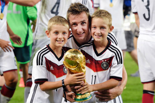 Tysklands Miroslav Klose poserar med VM-pokalen och sina två söner efter finalen mellan Argentina och Tyskland