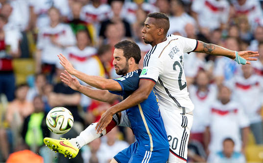 Tysklands Jerome Boateng och Argentinas Gonzalo Higuain