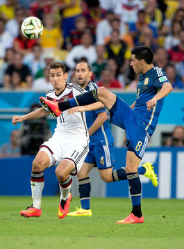 Tysklands Miroslav Klose och Argentinas Enzo Perez