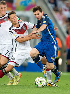 Argentinas Lionel Messi och Tysklands Mesut Özil  och Bastian Schweinsteiger