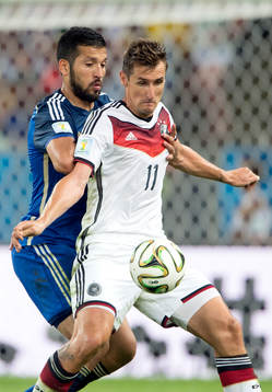 Tysklands Miroslav Klose och Argentinas Ezequiel Garay