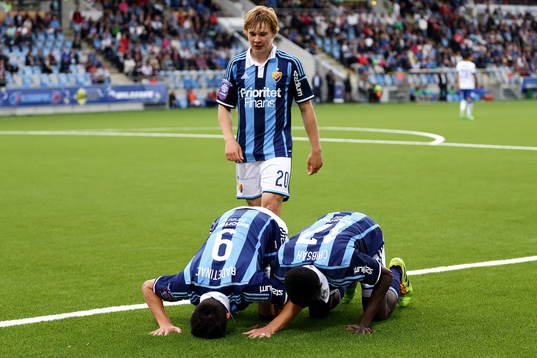 Djurgårdens Simon Tibbling tittar på när lagkamraterna