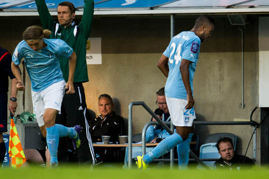 Malmö FFs nyförvärv Isaac Kiese Thelin (th) byts ut och in kommer Pawel Cibicki