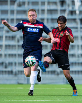 Crusaders Chris Morrow och Brommapojkarnas Gabriel Petrovic i kamp om bollen
