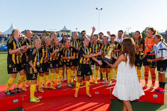 Final i G17 mellan Vaksala SK och Göteborgs DFF, Vaksala jublar efter segern