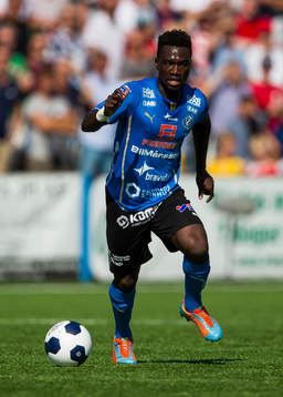 Halmstads King Osei Gyan med bollen
