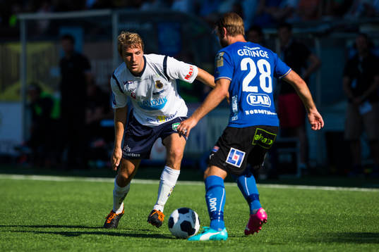 Gefles Johan Oremo i kamp om bollen med Halmstads Jesper Westerberg