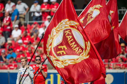 Kalmar FF håller upp flaggor innan fotbollsmatchen i Allsvenskan mellan Kalmar och Malmö den 19 juli 2014 i Kalmar.