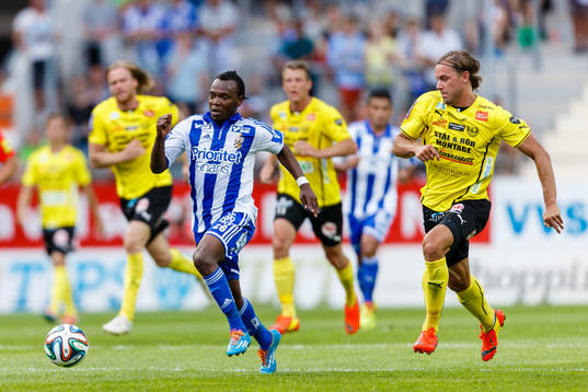 IFK Göteborgs May Mahlangu jagas av Mjällbys Danny Ervik