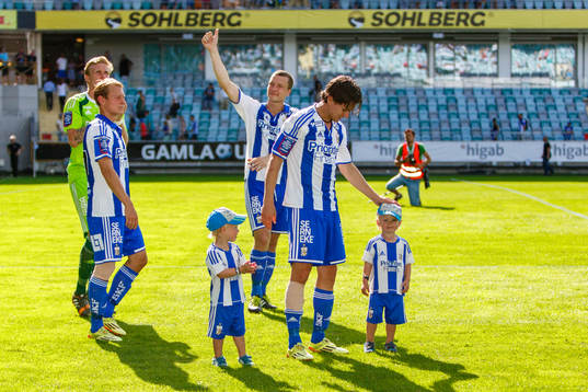 IFK Göteborgs spelare tackar publiken