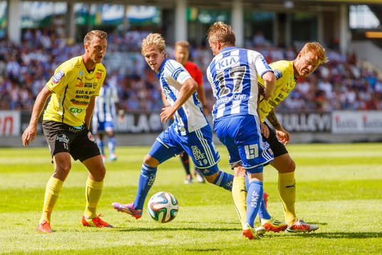 Mjällbys Daniel Nilsson, IFK Göteborgs Gustav Engvall, IFK Göteborgs Sam Larsson och Mjällbys David Löfquist i kamp om bollen