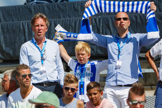 Förre IFK-tränaren Roger Gustafsson (tv) sjunger med