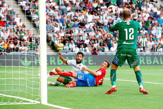 Östers målvakt Alexander Nadj får kontroll över bollen efter en duell med Östers Johan Andersson och Hammarbys Pablo Pinones-Arce