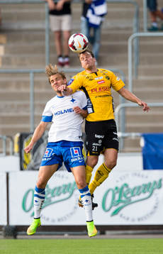 Elfsborgs Henning Hauger i kamp om bollen med Norrköpings