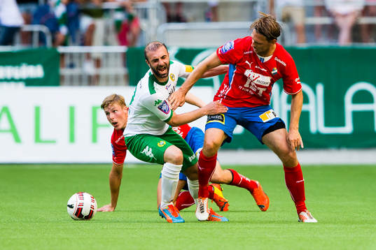 Hammarbys Kennedy Bakircioglu i kamp om bollen med Freddy Söderberg