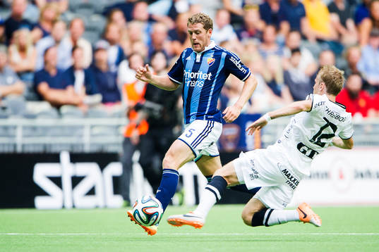 Djurgårdens Stefan Karlsson och Häckens Oscar Lewicki