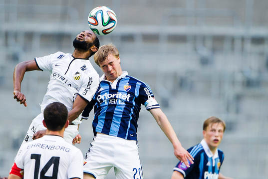 Häckens Rene Makondele mot Djurgårdens Simon Tibbling