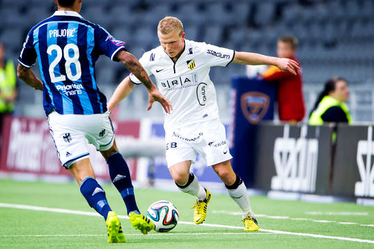 Djurgårdens Aleksandar Prijovic utmanar Häckens David Frölund