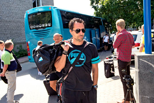 Malmö FFs Matias Concha anländer till hotellet