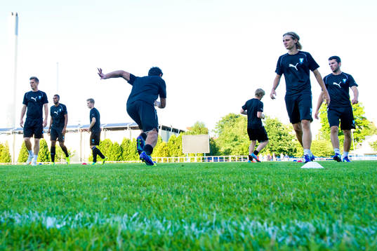 Spelarna värmer upp med Markus Rosenberg och Pawel Cibicki i täten