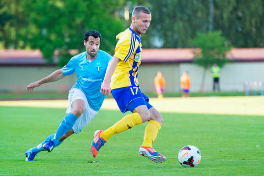 Malmö FFs Matias Concha jagar Ventspils Daniil Ulimbasevs