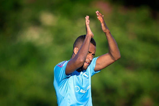 Malmö FFs Isaac Kiese Thelin tackar publiken när han byts ut
