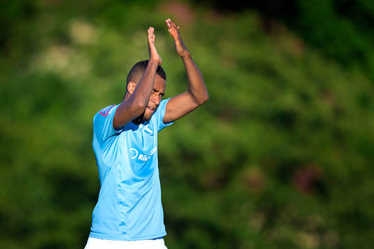 Malmö FFs Isaac Kiese Thelin tackar publiken när han byts ut