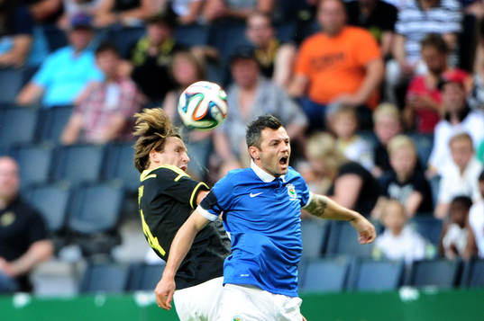 s Nils-Eric Johansson och Linfields Ivan Sporule