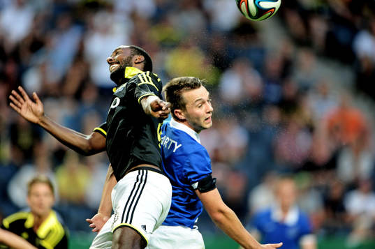 s Henok Goitom och Linfields Chris Hegarty  under fotbollsmatchen i kvalet till Europa League mellan AIK och Linfield den 24 juli 2014 i Stockholm. 
