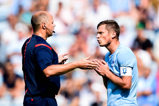Malmö FFs Markus Rosenberg pratar med domare Martin Hansson